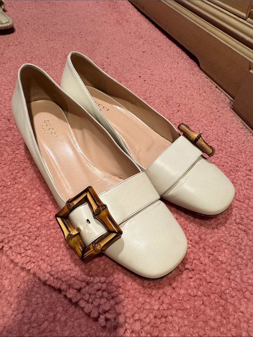 Gucci Cream Leather Square-Toe Flats with Tortoiseshell Buckle Detail